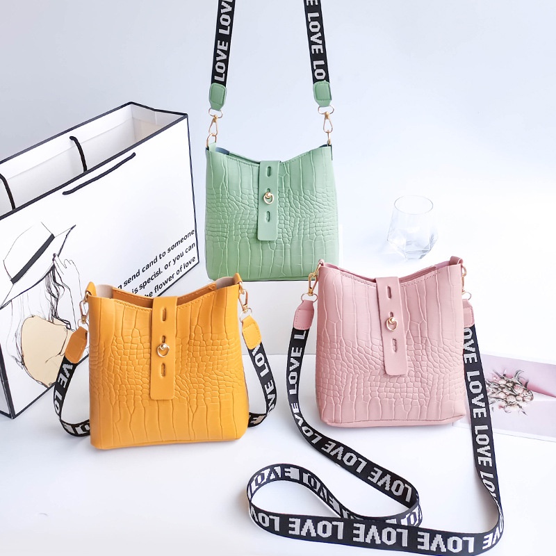 Tas Korea Selempang Tas Bahu Shoulder Bag Kulit Buaya Tali tulisan Love New Trendy Korean Bag A5