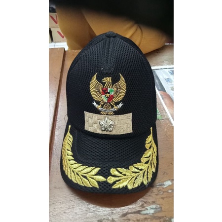 topi lurah atau kades