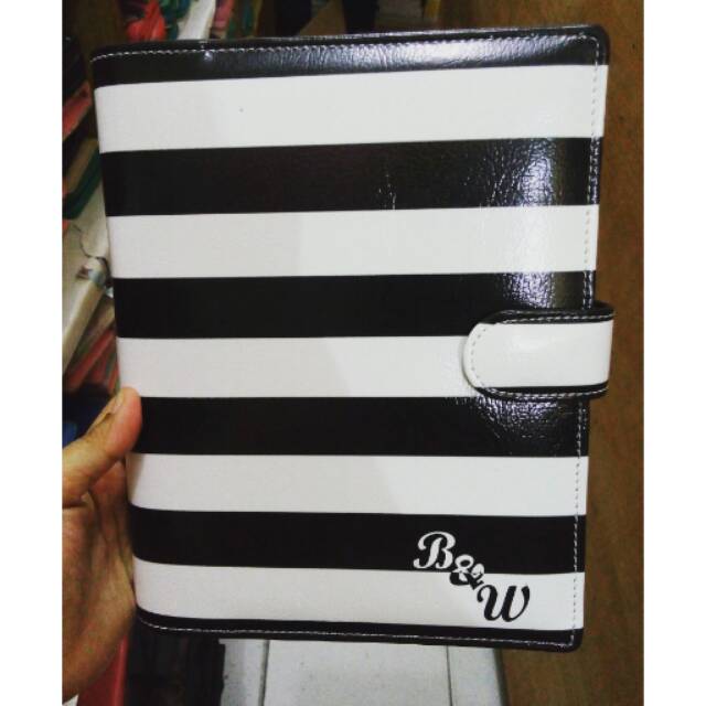 

Binder motif monochrome