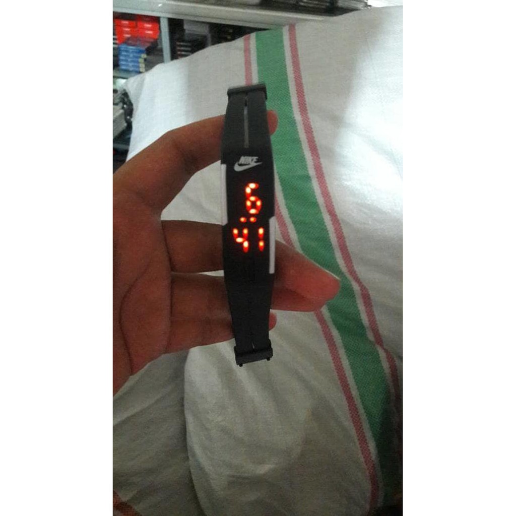 Cuci Gudang Jam Tangan Gelang Led Anti Air