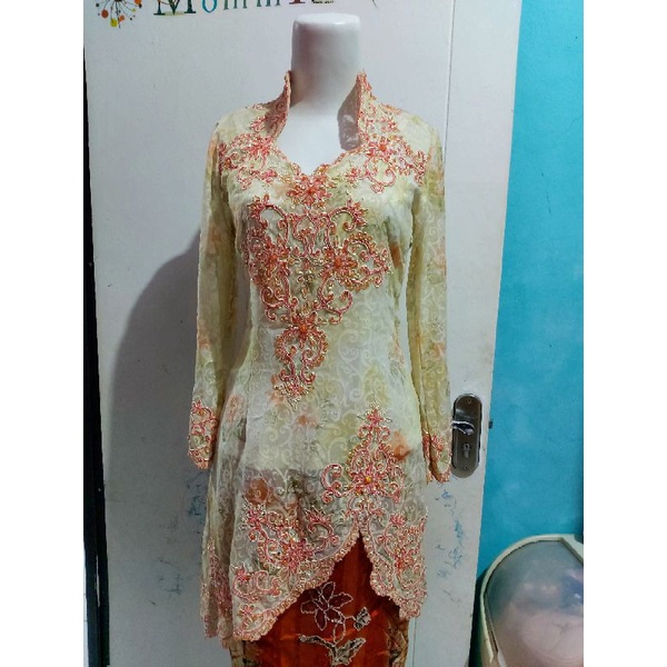 KEBAYA KREM ROK SELENDANG