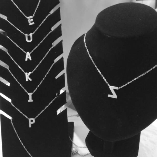 Kalung huruf titanium asli