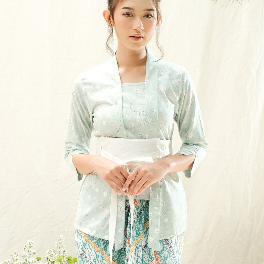 Kebaya Kutubaru Clarris Lengan 7/8 Meradelima Katun Jepang Hijau Mint