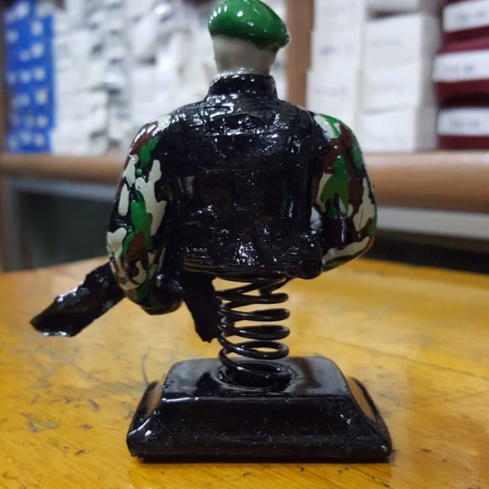 PATUNG MINIATUR TNI AD|MINIATUR TNI AD LORENG|PATUNG MINIATUR SENJATA