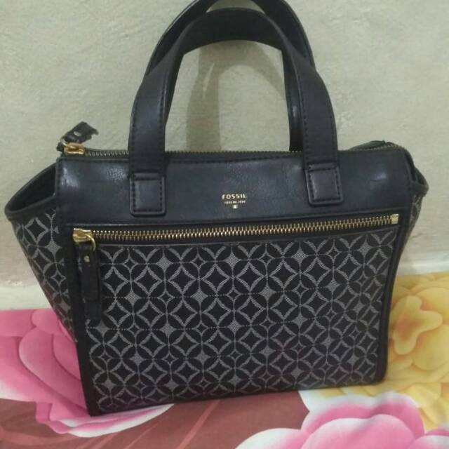 Preloved fossil tessa satchel ori, db ori, price tag, defect