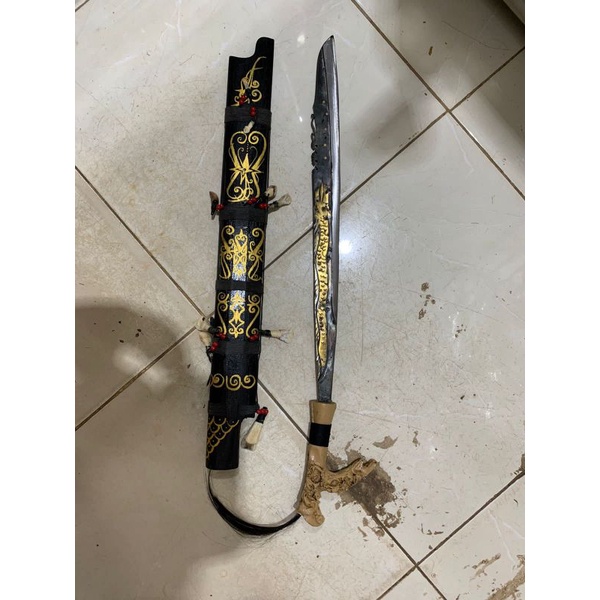 Hiasan dinding mandau dayak khas kalimantan