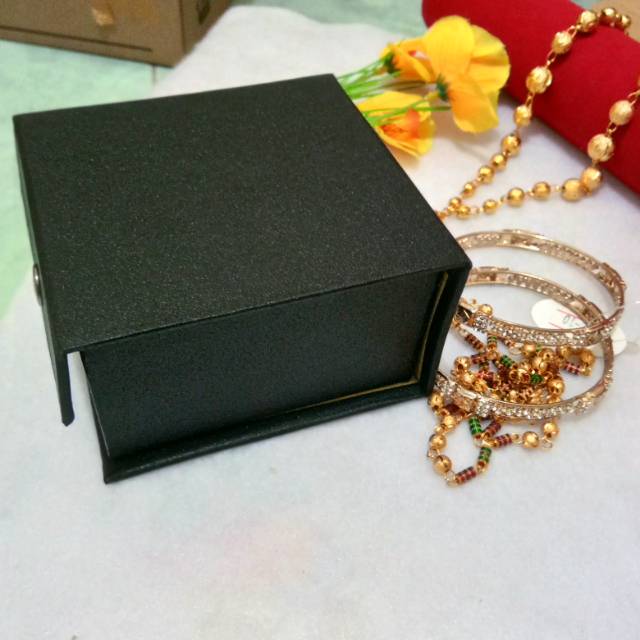 

Kotak Polos Ekslusif