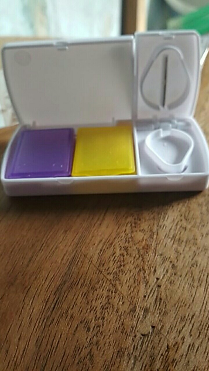 Kotak Tempat Obat Dengan Alat Potong Obat