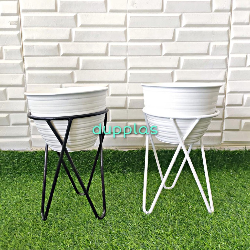 Standing Pot Besi Kaki Tiga T30cm + Vas Tawon Plastik Putih D21cm Dekorasi Tanaman Artifisial Rumah