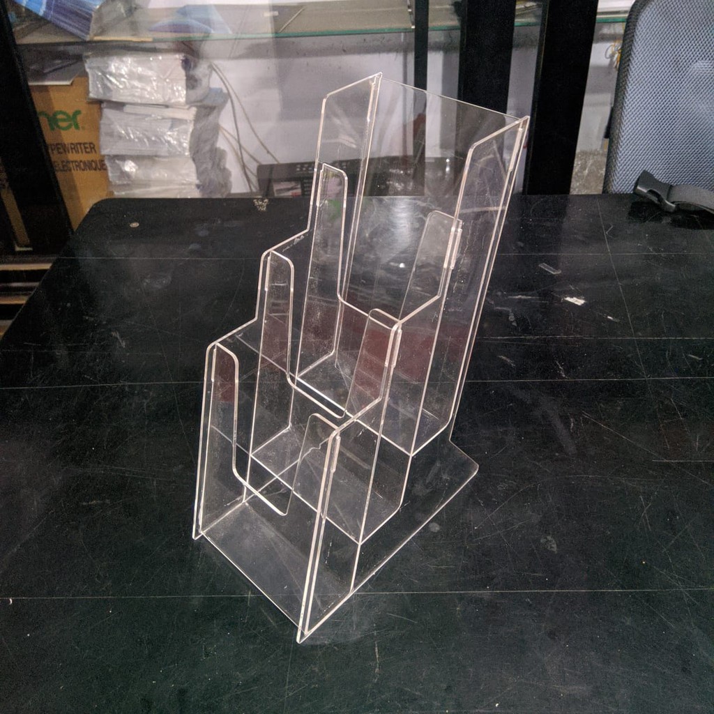 

Acrylic tempat display brosur vertikal A6 3susun