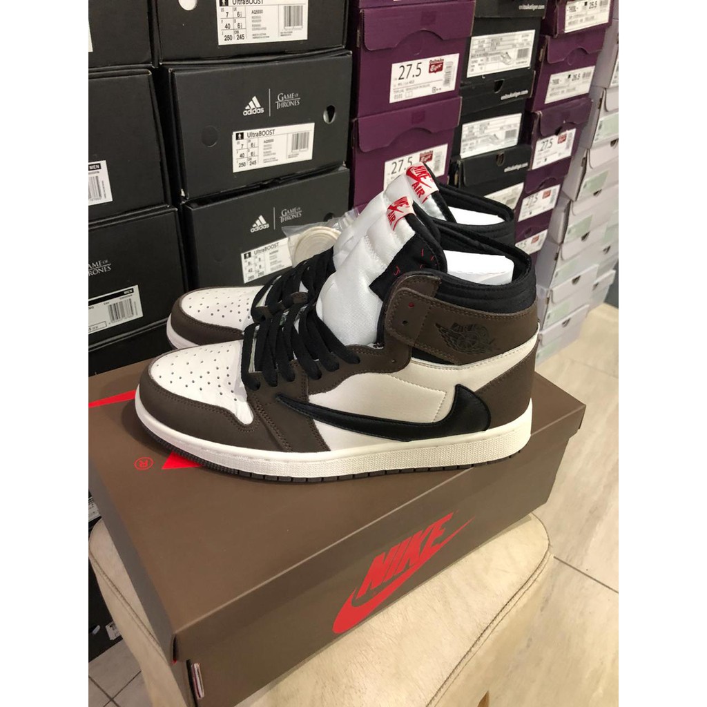  Sepatu  Model  Nike  Air  Jordan  1 Retro High Travis Scott 