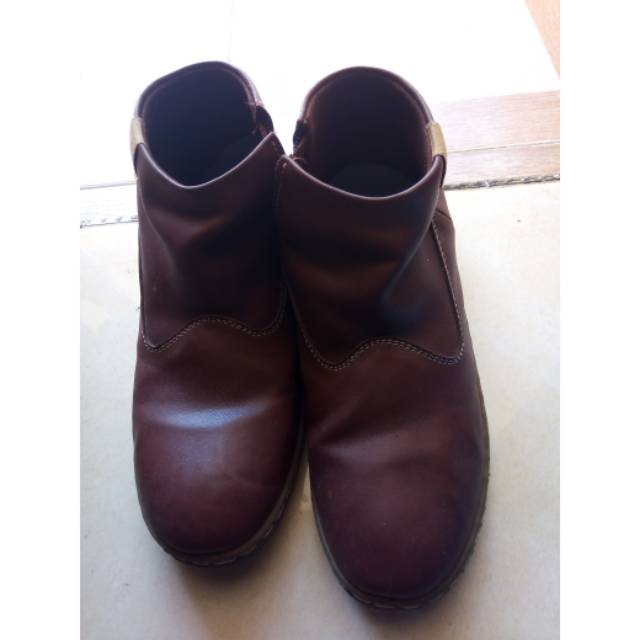 preloved Sepatu booth wanita merk Elizabeth