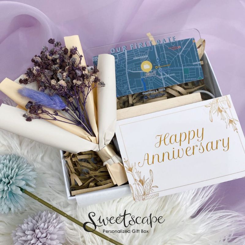 

Gift Box Package 314-Paket Hampers 314 - Simple Anniversary Hampers