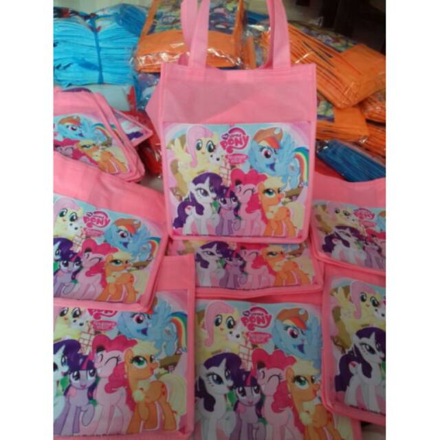 

TAS ULANG TAHUN SPONBUN KANTONG DEPAN