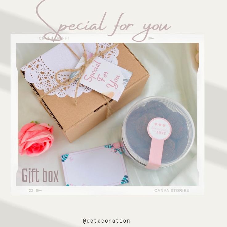 

Termurah Hampers kue cookies biskuit coklat lebaran idul fitri ramadhan / birthday / graduation / ultah / wedding/ engagement / gift box parcel kado paket isoman hadiah permen box toples jar 400ml serbuuu !