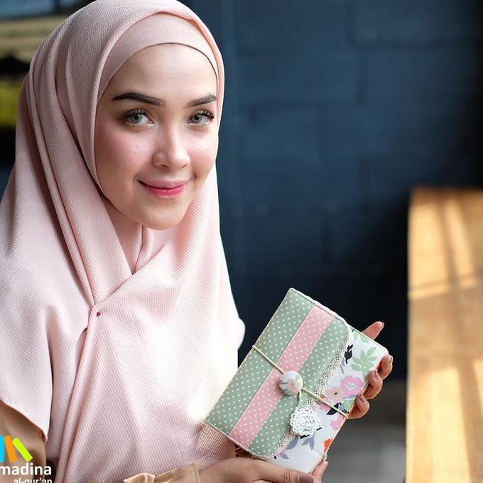 Promo Kitab Suci Al Quran Terjemahan Rainbow Pelangi Wanita Madina Kitab Suci Alquran Shafana Shopee Indonesia