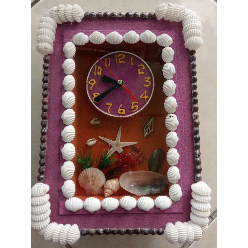 jam dinding hiasan kerang kecil. hiasan dinding. pajangan dinding unik. jam dinding hias