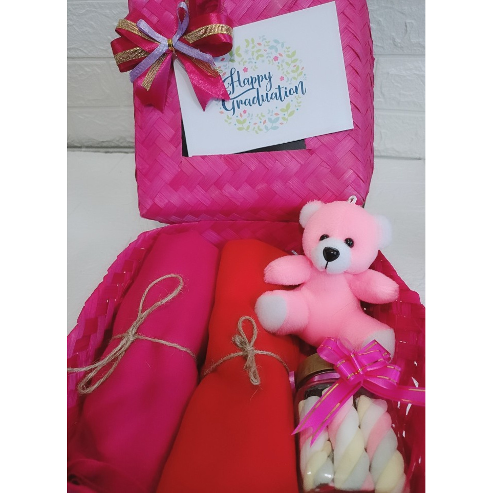 

KADO- paket parcel hadiah lebaran / ulang tahun / kado wisuda hijab boneka