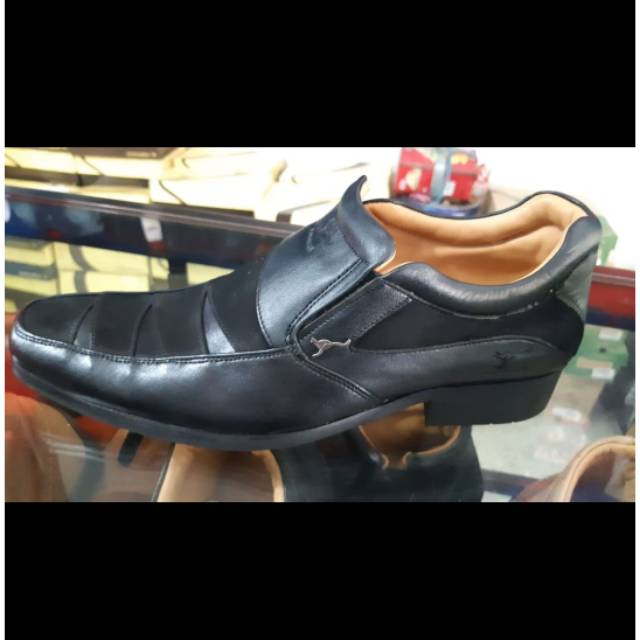 Sepatu Pria Kangaroo