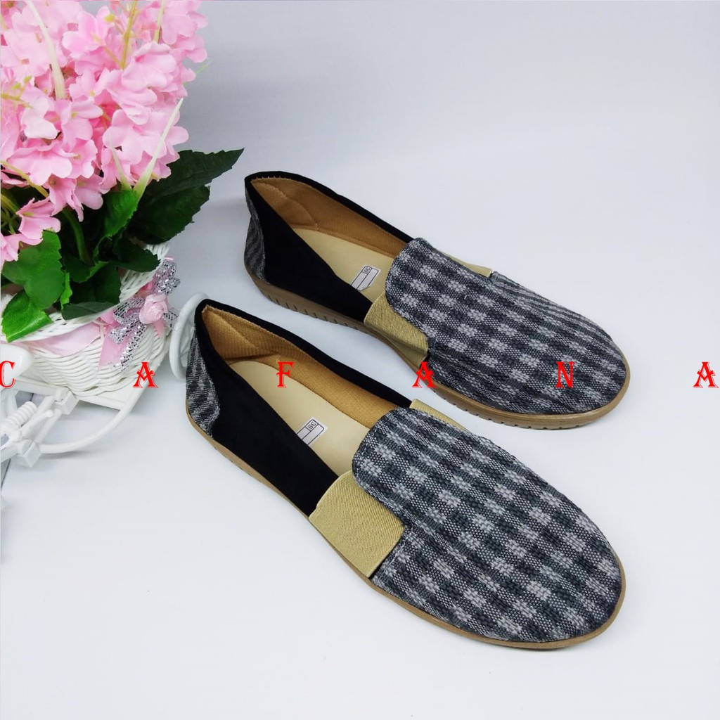 Flat Shoes Wanita Yovina SDB108