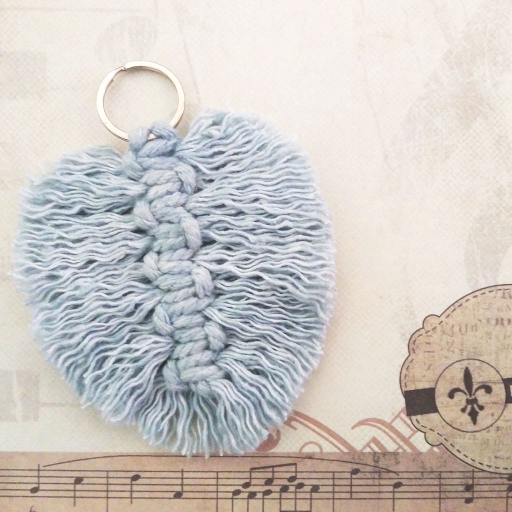 Gantungan kunci daun macrame biru
