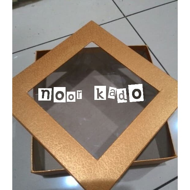 

KADO PERNIKAHAN kotak kado 22x22x7 ADWA WAW