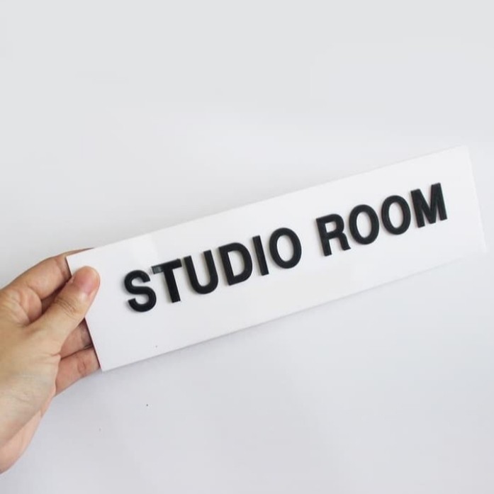 

Studio Room Sign In Acrylik Timbul & Stiker Cuting - Dasar Putih Stiker Cuting Keren