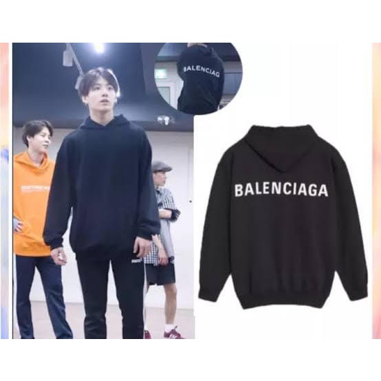 Beyond The Style ✼ Alex ✼ on X: JUNGKOOK #BTS 180903 airport #JUNGKOOK #정국  #방탄소년단 LOUIS VUITTON Black Keepall Bandoulière Bag BALENCIAGA Printed logo  hoodie sweater ALEXANDER McQUEEN - white leather snea