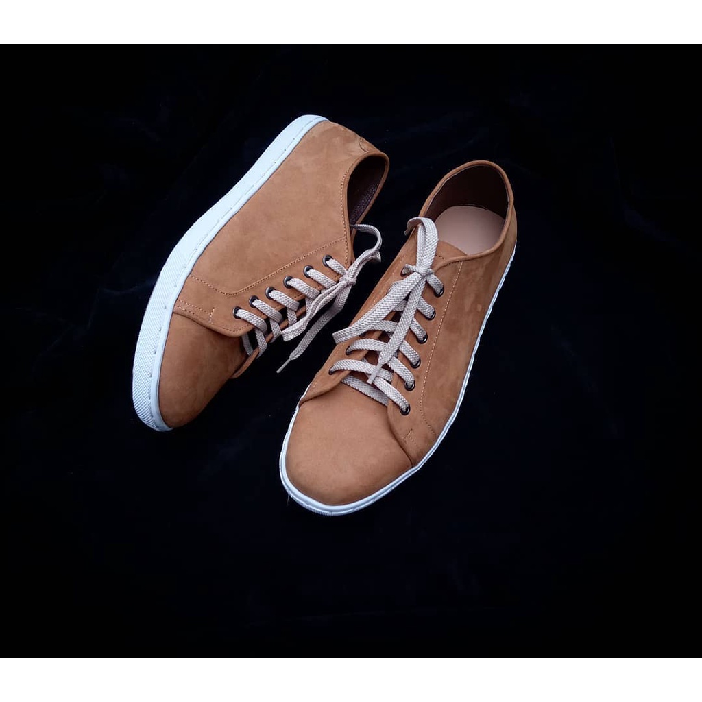 Sepatu Kulit Sapi Nubuck Sneakers Low Pria