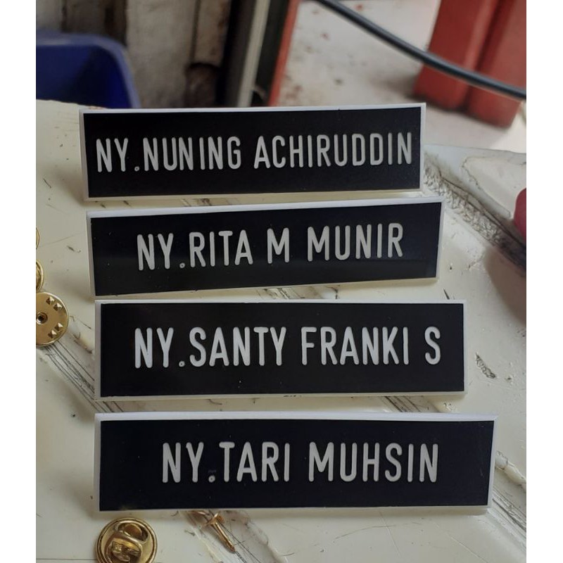 

papan nama dada-name tag hitam putih paku