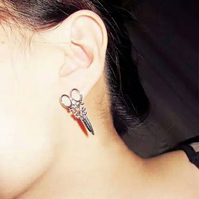 Anting mini bentuk gunting