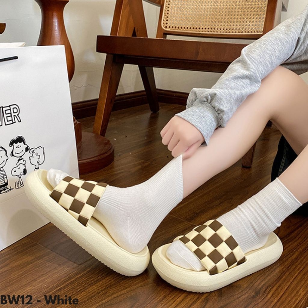 SANDAL SLIDE KOREA WANITA PRIA UNISEX HITAM PUTIH KEKINIAN KEREN ANTI SLIP KARET RUBBER BW12