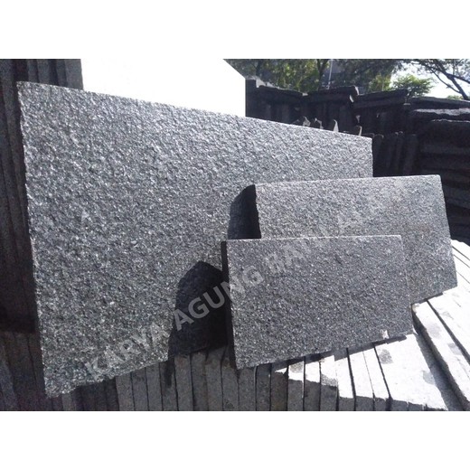 Batu Andesit Rata Mesin (RTM) carport, dinding