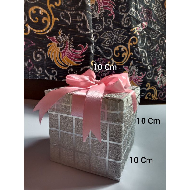 

BOX HADIAH ULTAH HANDMADE (SILVER PINK EDITION) 10×10 CM