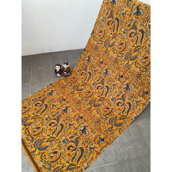 Kain batik solo alusan balian merak lebah kuning