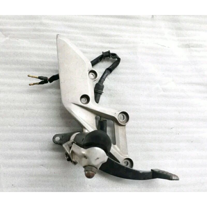 Postep Foot Step Pijakan Kaki Depan Kanan Honda CBR 150 R Lokal Lama Asli Original AHM K45A Copotan