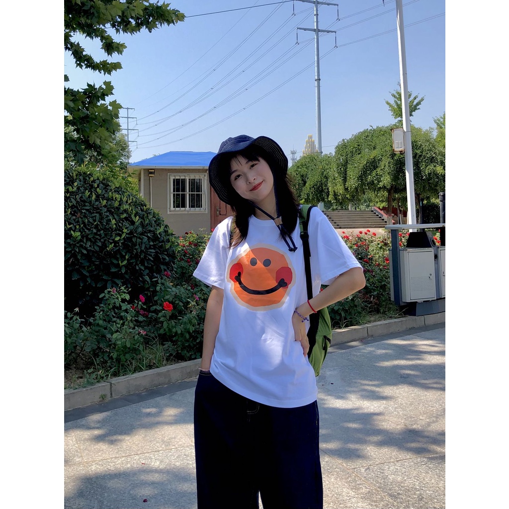 Smiley Graphic Tee Oversize Kaos Lengan Pendek Korean Style Baju Wanita Hitam Printed T-shirt