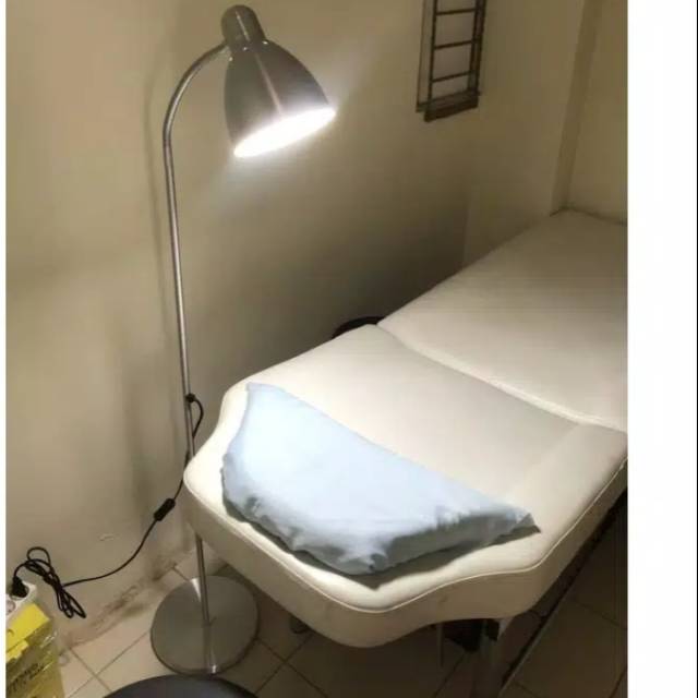 Lampu standing untuk tanam bulu mata.