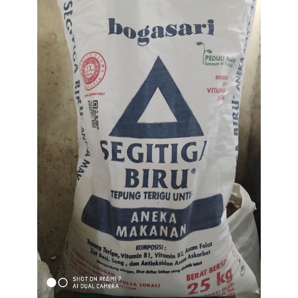 

tepung terigu segitiga biru repack 1kg