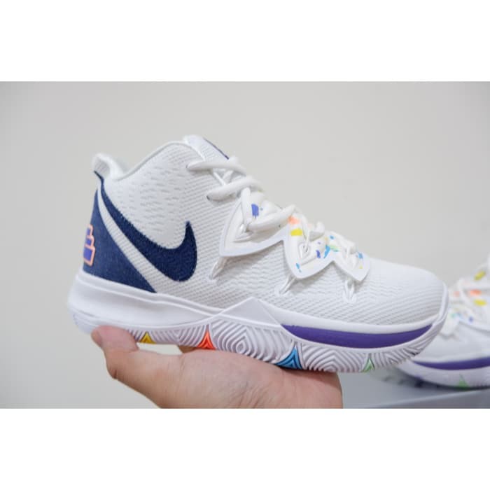 Realpict SEPATU BASKET KECIL NIKE KYRIE5 HIGH HAVE A NIKE DAY olahraga Running Sports