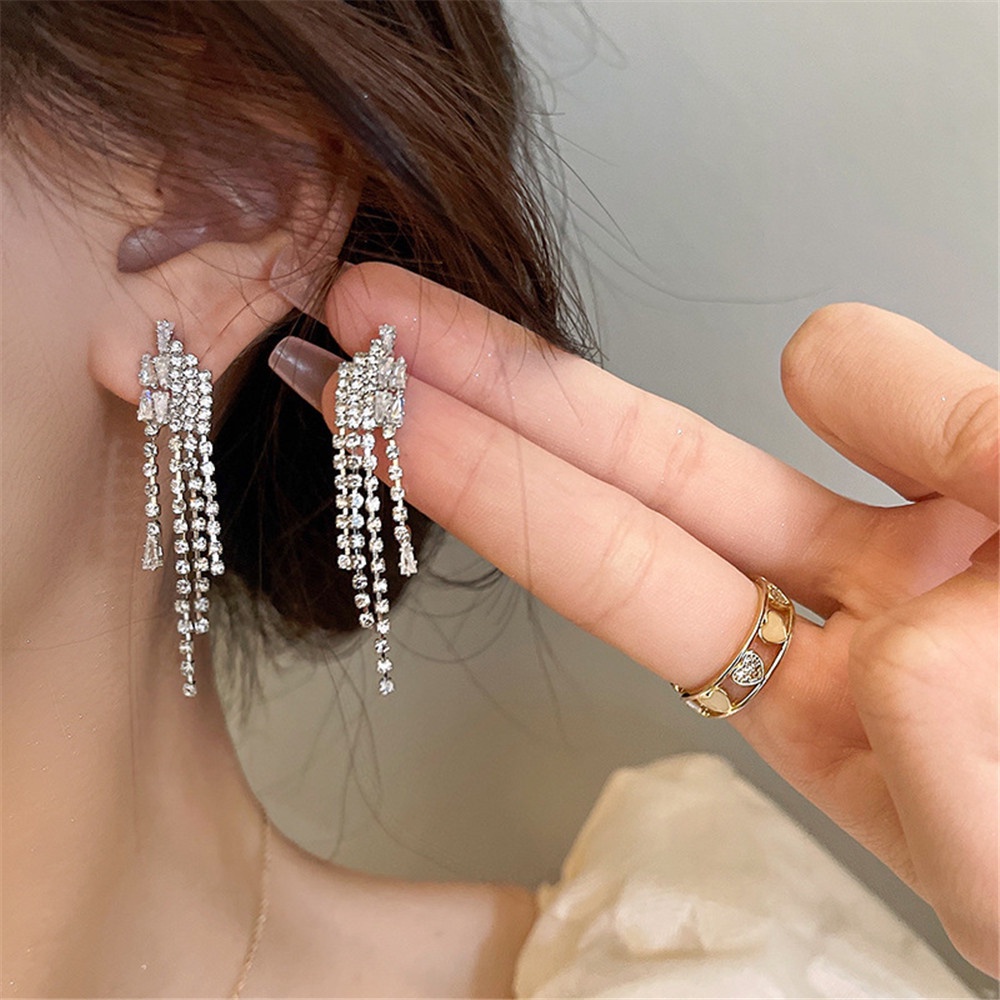 【COD Tangding】Anting Tusuk Gantung Silver Wanita Desain Rumbai Hias Berlian Imitasi Gaya Korea