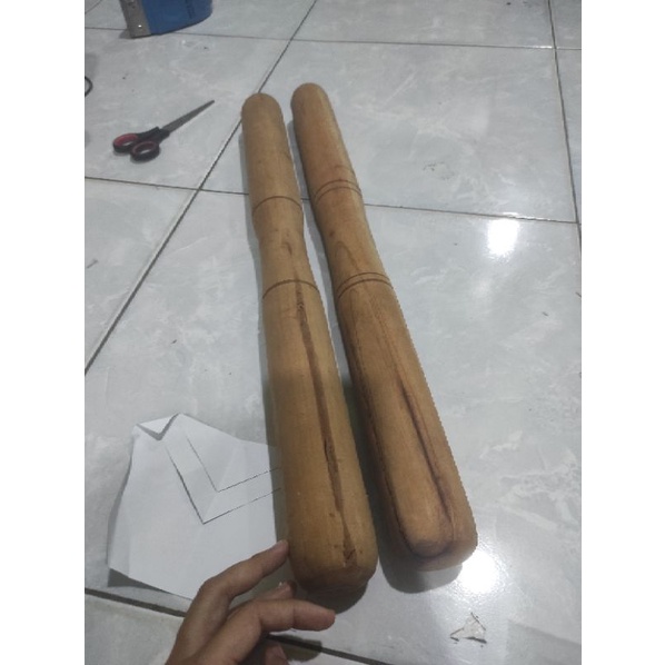 Alu tumbukan alu kayu panjang untuk lesung lumpang