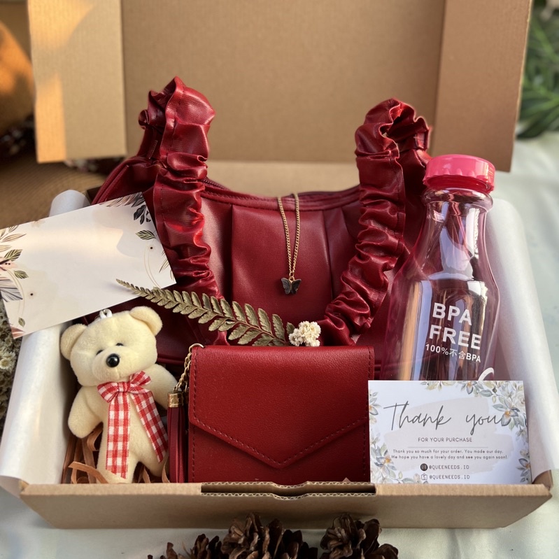 

Queeneeds | 9.9 Promo Guncang | Hampers GiftBox Alea Red / Maroon Series | Hampers Natal | Hampers Christmas | Gift Birthday Wedding Graduation | Hampers Custom