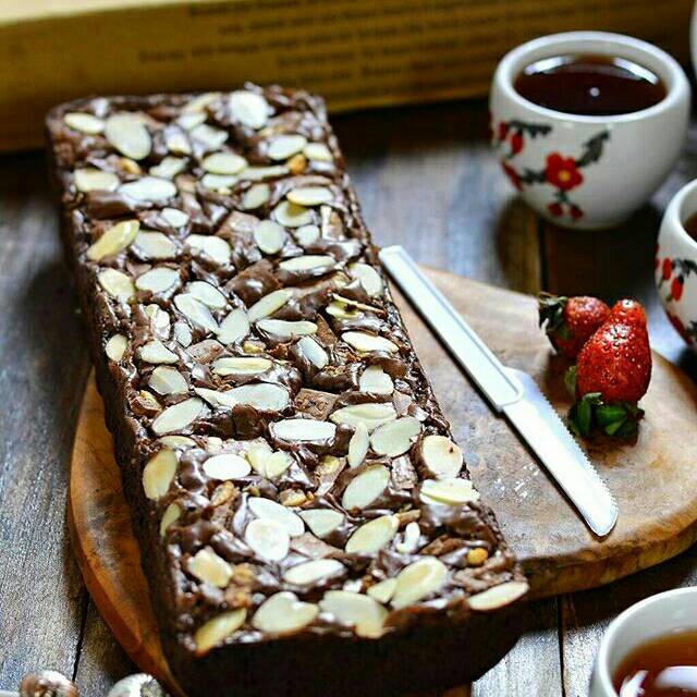 

Delfi Almond Brownie - Brownie Panggang
