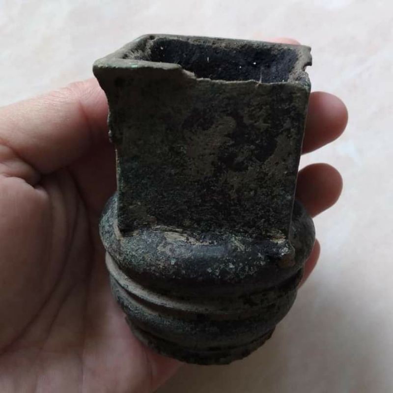 Kotak Perunggu Kuno Tebal Berat Lubang Semacam Sarana Tempat Pembakaran - Temuan Darat Jatim