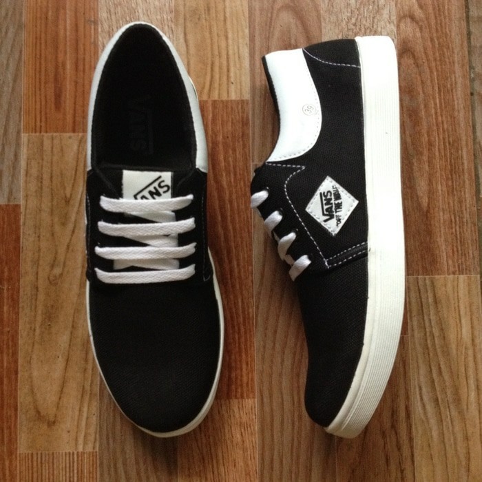  Sepatu  casual Vans  limited  edition  BLACK WHITE VD5 