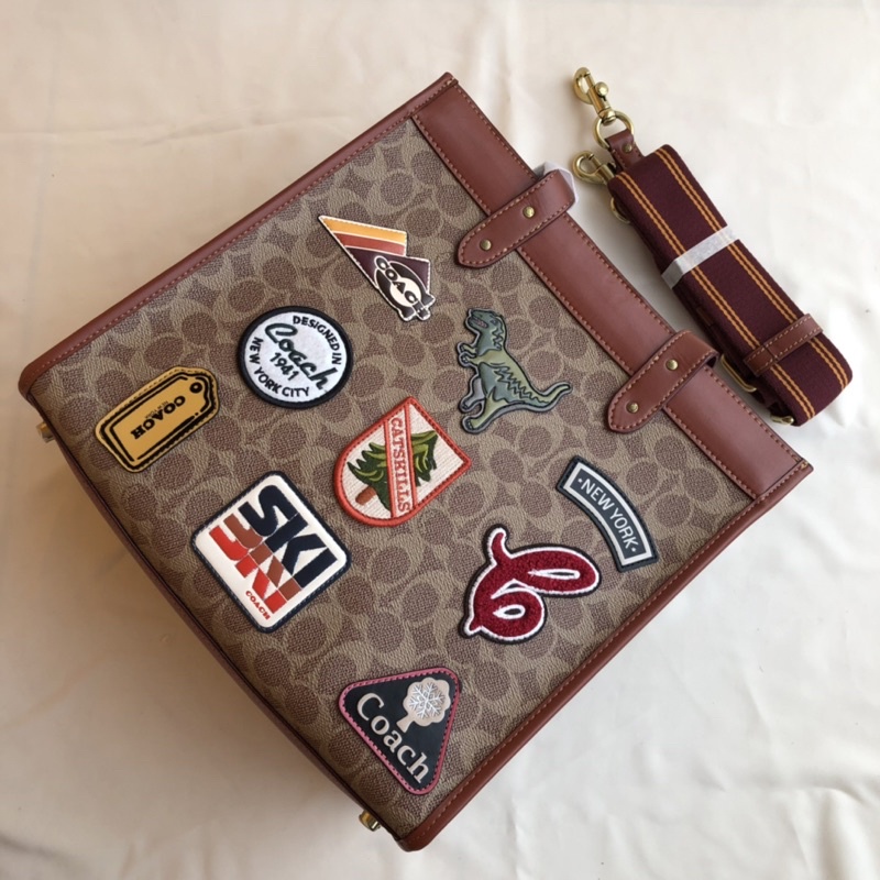 Coach Field Tote In Signature Canvas With Patches(C6846)