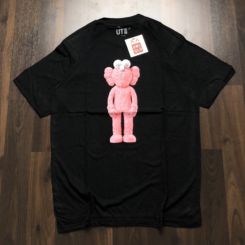 StoreGlori - KAOS UNIQLO X KAWS - BONEKA PINK FULLTAG WASH + LABEL