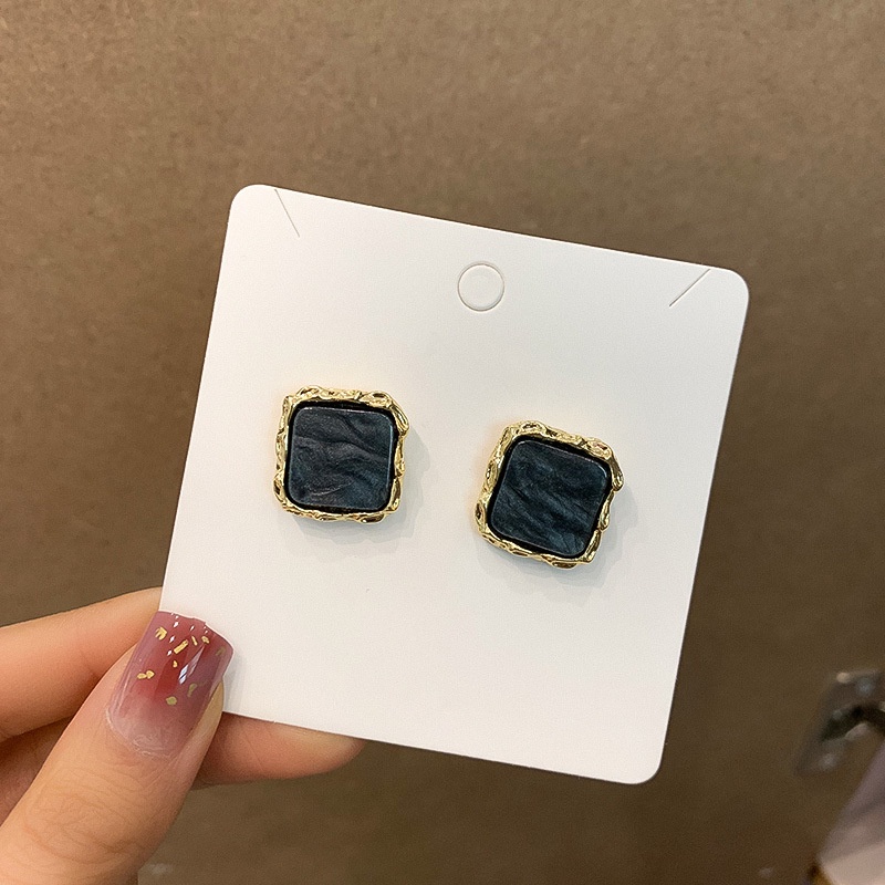 Anting Tusuk Bentuk Kubus Bahan Akrilik Warna Hitam / Putih Untuk Wanita