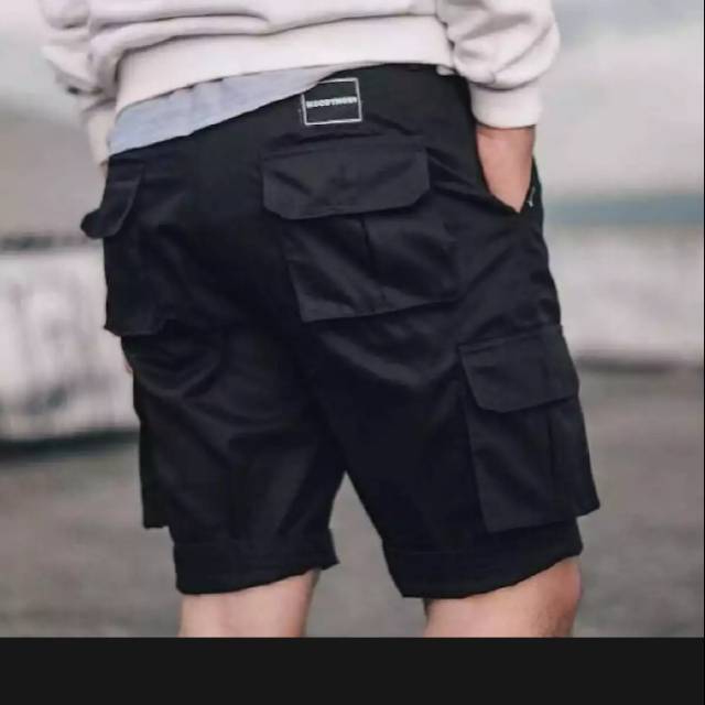 Cargo pendek hitam
